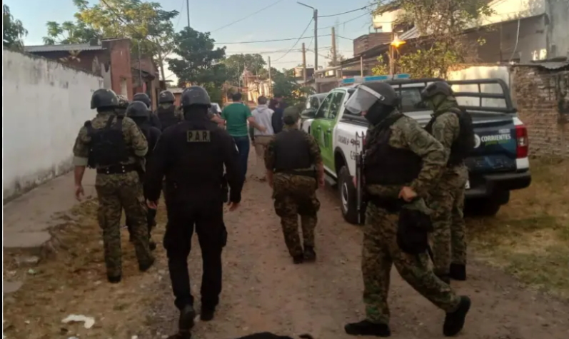 Cinco allanamientos por una investigación de robo en Corrientes: dos detenidos y secuestro de droga