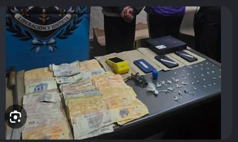Corrientes: allanamientos simultáneos en los barrios San Antonio y Esperanza dejaron cocaína, marihuana y $2 millones secuestrados