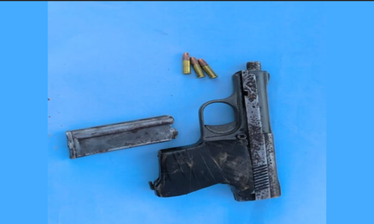 ALLANAMIENTO EN SANTO TOMÉ: LA POLICÍA SECUESTRÓ UN ARMA DE FUEGO Y DETUVO A DOS JÓVENES