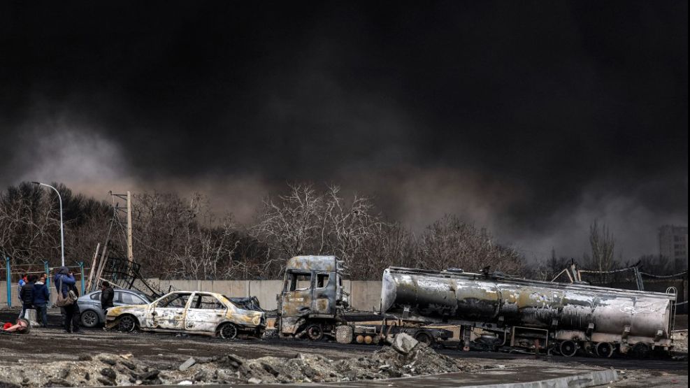 https://fotos.perfil.com/2026/03/08/trim/987/555/domingo-con-el-dia-convertido-en-noche-en-teheran-por-el-humo-de-los-bombadeados-pozos-petroleros-2198744.jpg